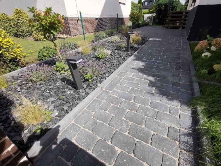 Vorgarten mit Steinbeet und gepflastertem Weg